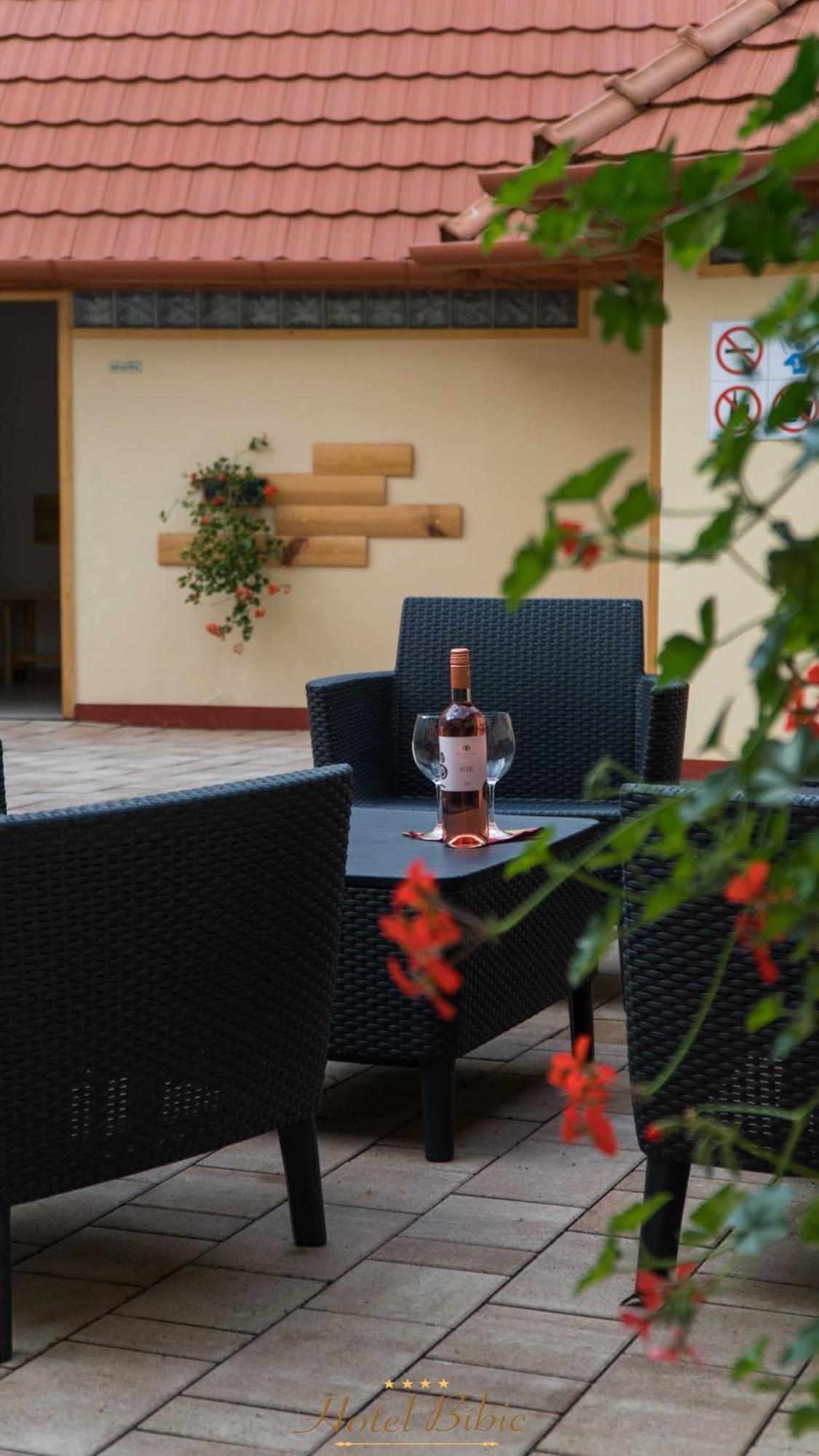 Hotel Bibic Es Tueskevar Etterem Es Horgaszto Nyíregyháza Eksteriør bilde