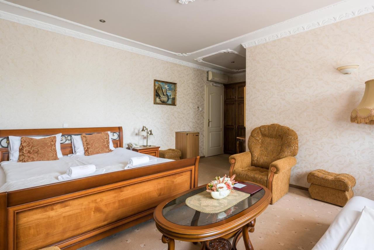 Hotel Bibic Es Tueskevar Etterem Es Horgaszto Nyíregyháza Eksteriør bilde