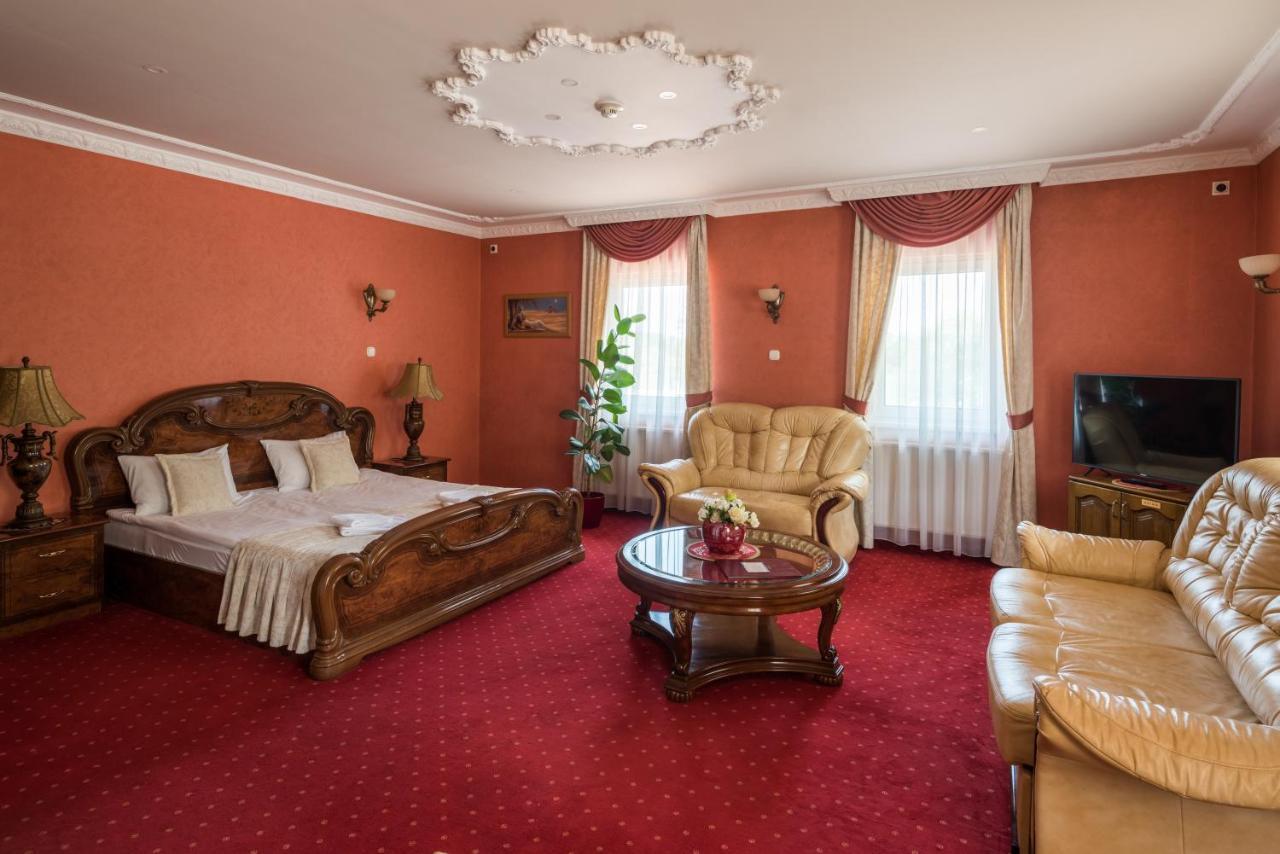 Hotel Bibic Es Tueskevar Etterem Es Horgaszto Nyíregyháza Eksteriør bilde