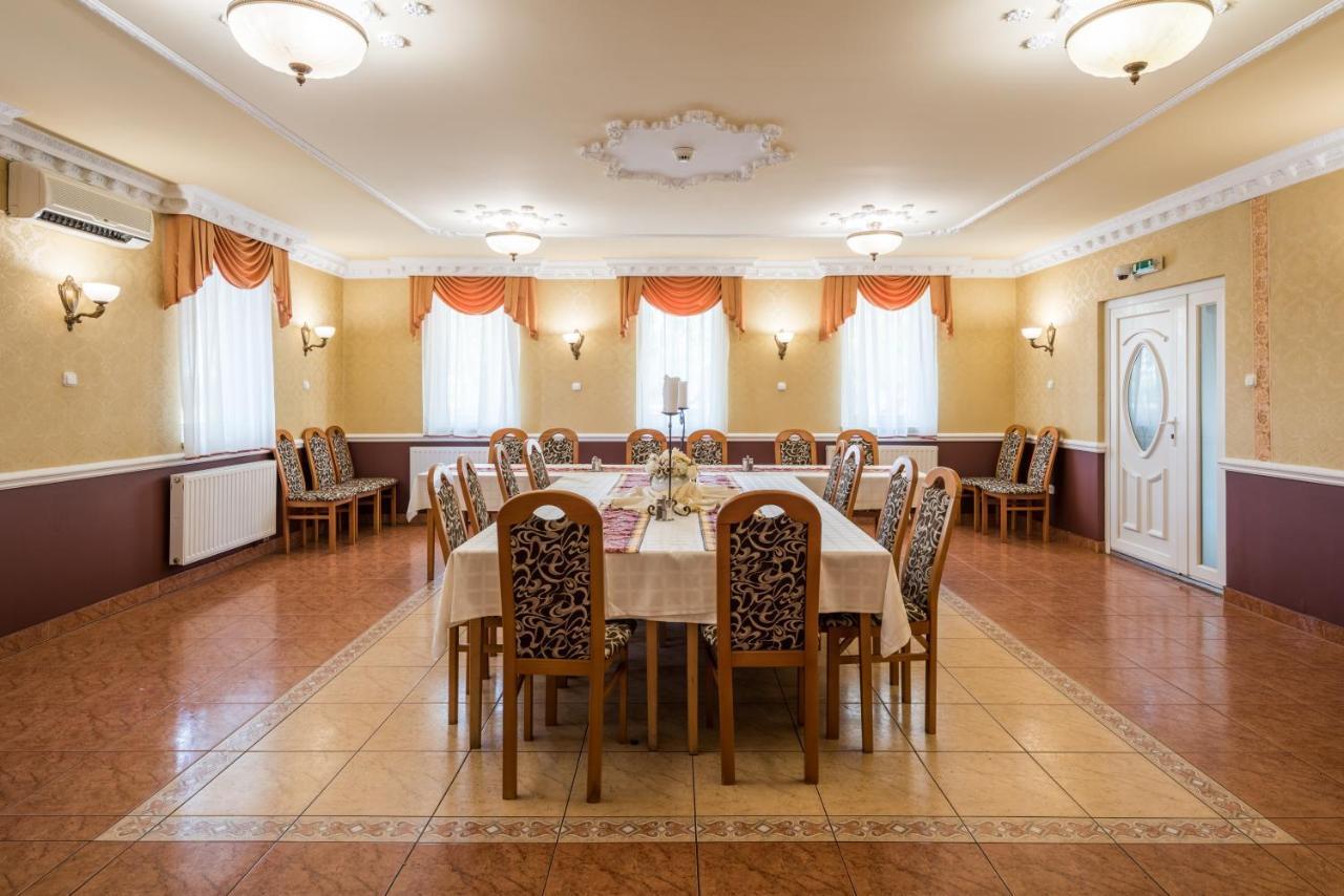 Hotel Bibic Es Tueskevar Etterem Es Horgaszto Nyíregyháza Eksteriør bilde