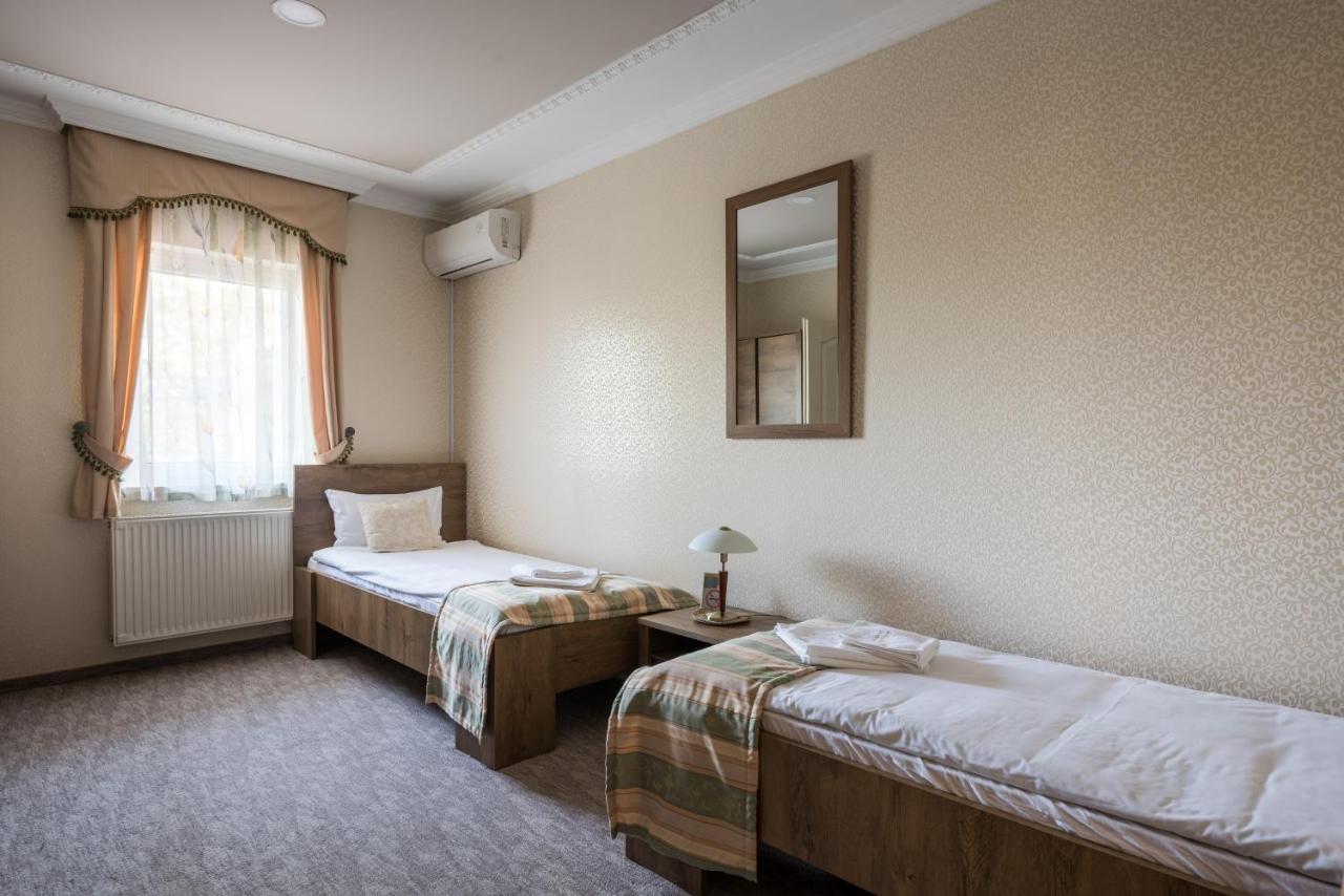 Hotel Bibic Es Tueskevar Etterem Es Horgaszto Nyíregyháza Eksteriør bilde