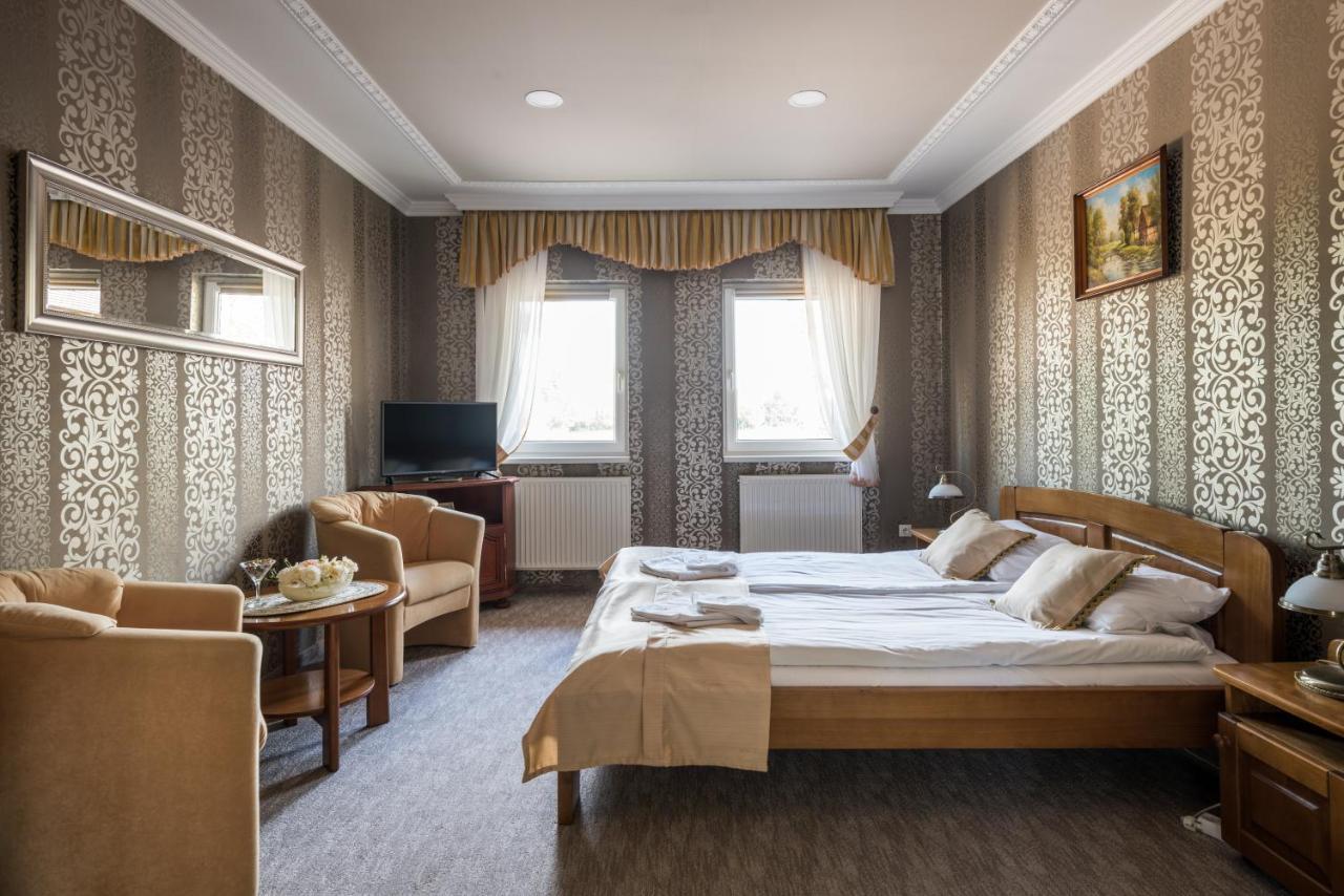 Hotel Bibic Es Tueskevar Etterem Es Horgaszto Nyíregyháza Eksteriør bilde